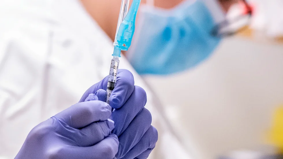 Linköpings kommun har beslutat att medarbetare som arbetar inom vad som kan klassas som “kontaktyrken” ska erbjudas vaccinering på arbetstid. 