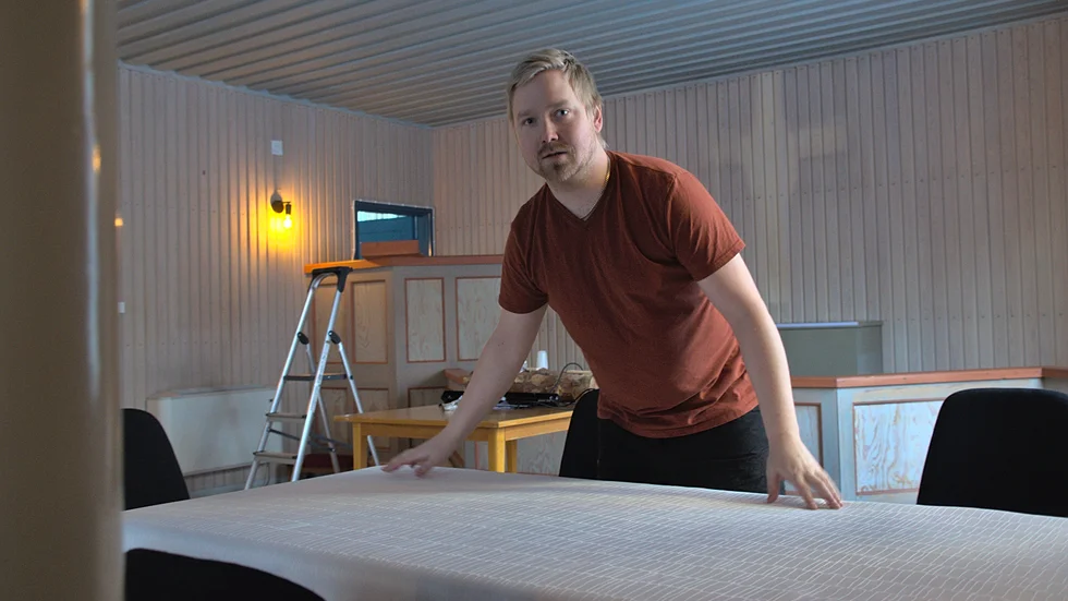 På väggen bakom Dennis Larsson Stålarm syns ett tydligt korsfärgat märke som ger en antydan om vad det 534 kvadratmeterstora huset använts till tidigare.