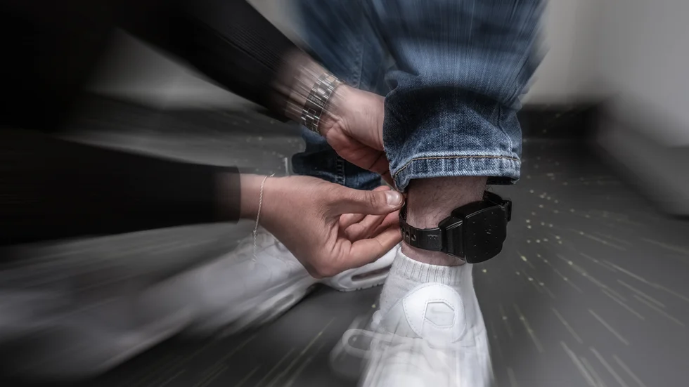 Intensivövervakning med elektronisk kontroll, så kallad fotboja. Påbojning av person förevisas under pressvisning under förra året. Arkivbild.