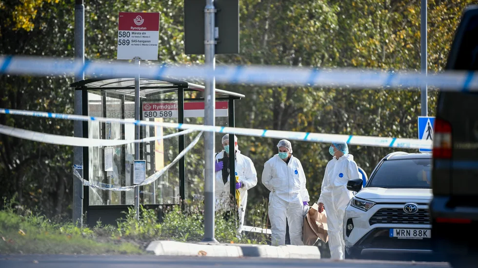 Polisens kriminaltekniker på plats där en man hittades skjuten till döds 2 oktober 2020.