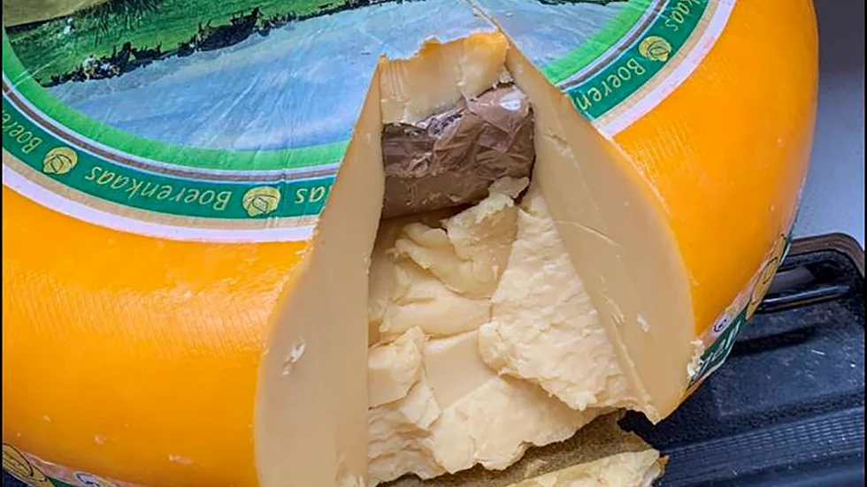 Två män åtalas vid Göteborgs tingsrätt för synnerligen grov narkotikasmuggling. De försökte smuggla in tio kilo kokain i 500 kg holländsk goudaost.