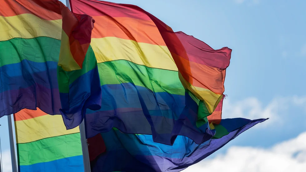 Just nu vajar många prideflaggor.
