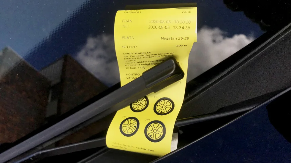 Varför finns det ej fler parkeringsplatser för dem som bor på Norr och centralt? Görs detta för att försörja kommunens parkeringsvakter? Skriver insändarskribenten.
