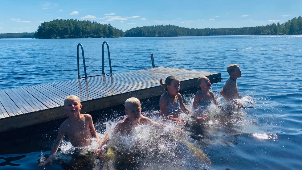 Oskar, Alfred, Alva, Alice och Anton Wahlmann gladdes över att sommarvärmen äntligen kommit och hoppade i badet vid Stora Hammarsjön.