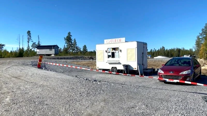 I Markbygden intill barackkontoren står sedan några dagar en grillvagn som ägs av Vischan.