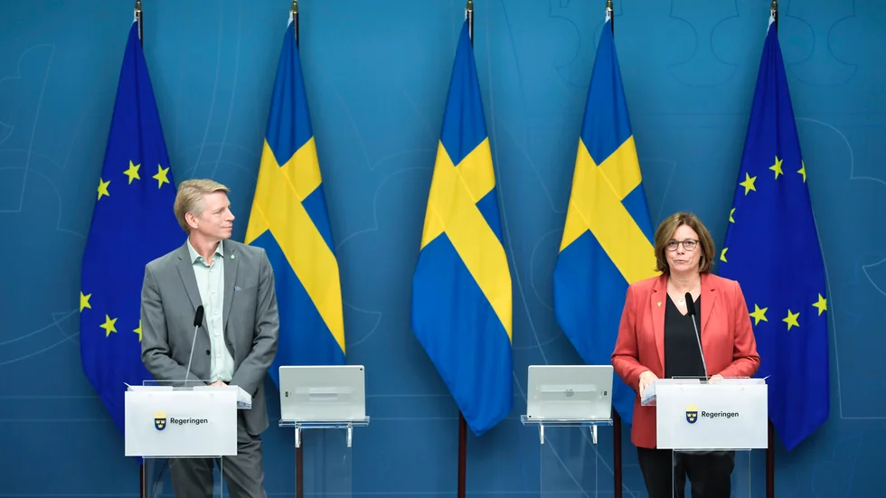 Finansmarknads- och bostadsminister Per Bolund och miljö- och klimatminister samt vice statsminister Isabella Lövin presenterar nya budgetåtgärder på klimat- och miljöområdet under en pressträff i Rosenbad.