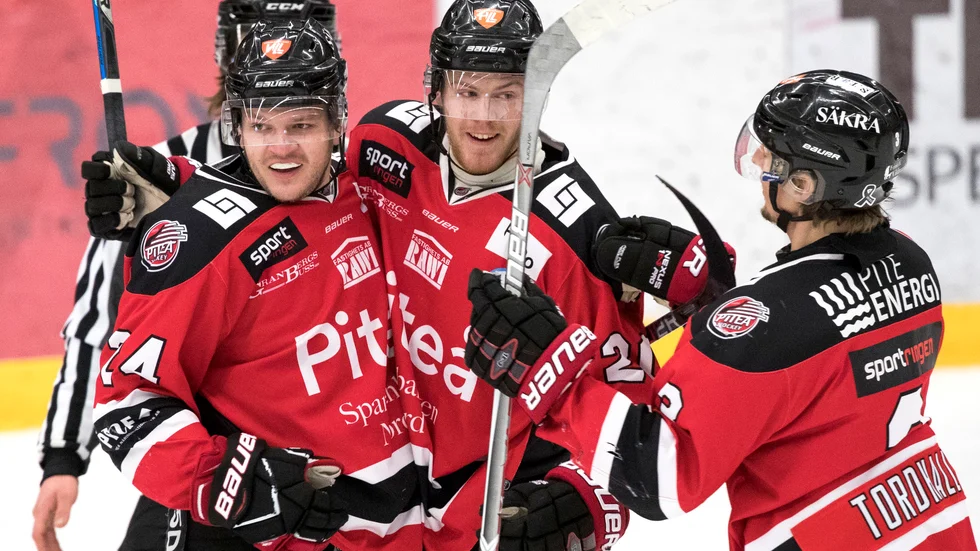 Carl Becker i mitten gratuleras av nuvarande Kiruna AIF-kaptenen Alexander Selin och Arlanda Wings-backen Jonathan Tordhall. 
