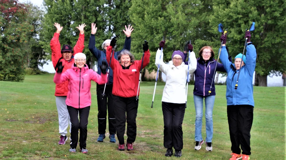 Julia Engström, Karin Kvist, Ingrid Fagervall, Eva Persson, Evy Rova, Elsa Nilsson, Ingegerd Larsson är peppade på promenad.