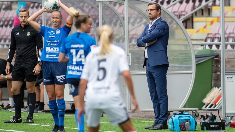 Uniteds tränare Magnus "Munken" Karlsson fick under fredagen klart med Fanny Andersson och Elin Rombing som båda förlänger sina kontrakt.