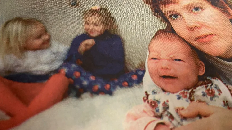 Kuriren för 25 år sedan: Lena Svensson i Hävla är glad över att lilla Lina hann födas före nyår. I bakgrunden Linas systrar Ida och Sandra.