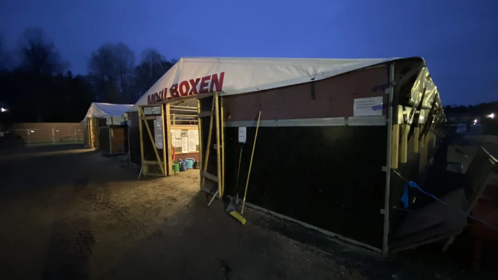 Ett tillfälligt stall ska enligt kommunen byggas inom området men hittills har inget hänt. Skriver signaturen "Orolig medlem i Stjärnholms ridskola".