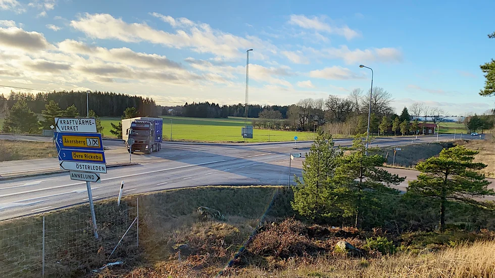 Korsningen Stockholmsvägen-Österleden dagen före julafton, andra vardagar är trafiken betydligt tätare.