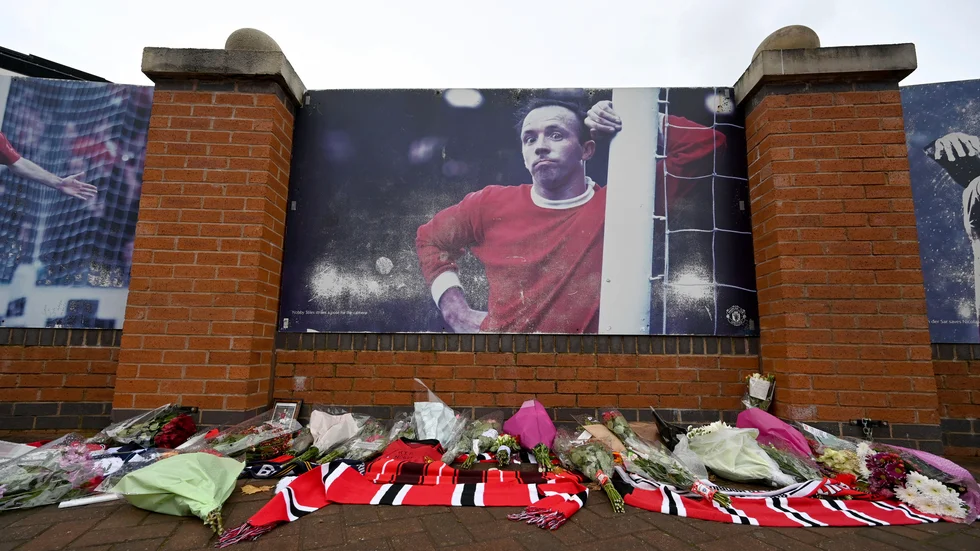 Manchester Uniteds VM-guldvinnande mittfältare Nobby Stiles hedrades med blommor utanför arenan Old Trafford i november. Arkivbild.