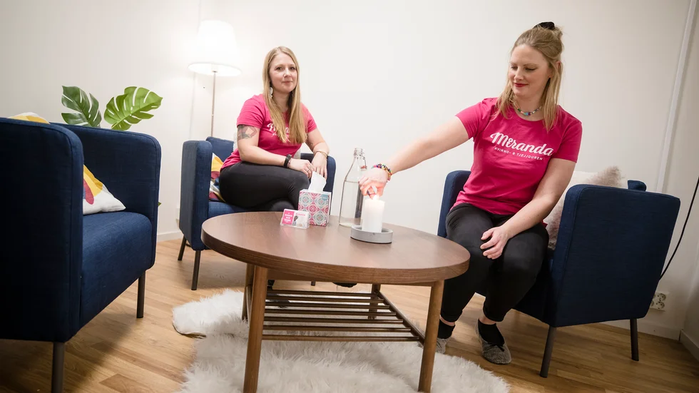 Emelie Trolin och Emma Karlsson visar samtalsrummet i de nya lokalerna. 