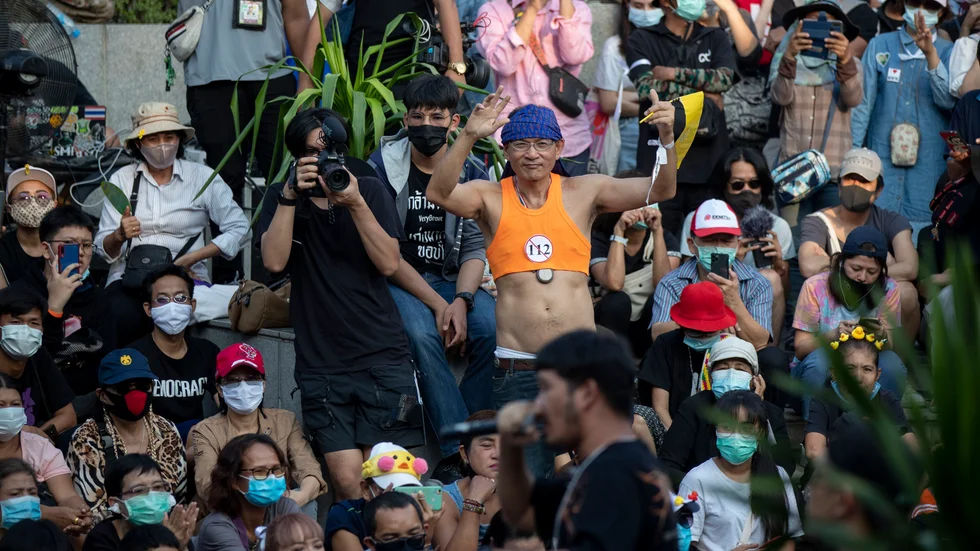 En man iförd magtröja under en demonstration i huvudstaden Bangkok i förra veckan.