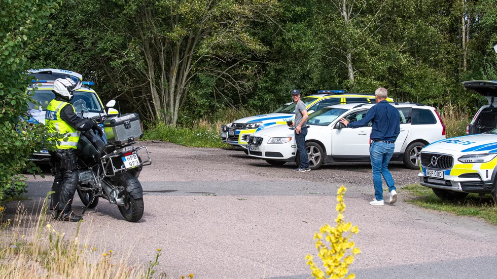 En kvinna i 80-årsåldern har fått knivskador efter att ha attackerats av en cyklist i Falkenberg.