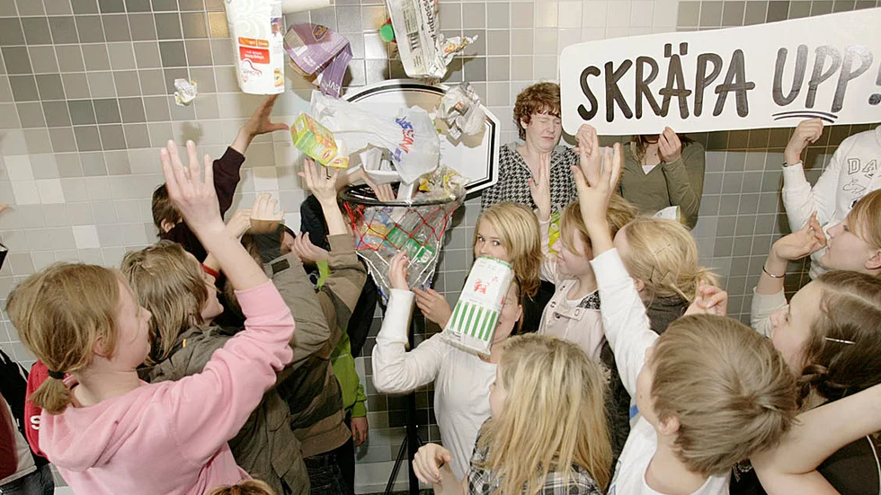 Skräpa upp-kampanjerna kanske är något att tipsa Helsingfors om. Bilden togs 2008 det år då Enköping blev bäst i Sverige på att plocka skräp under Håll Sverige Rents skräpplockardagar.
