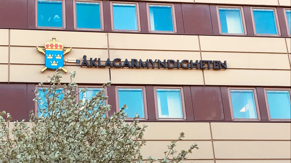 I sin stämningsansökan skriver åklagaren att misshandeln bör betraktas som grov eftersom gärningsmännen visat särskild hänsynslöshet. 