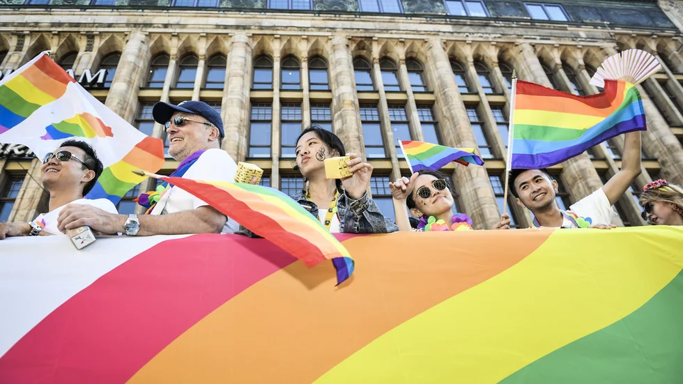 "Regnbågsflaggan är inte en fana som bara ”finns” under en Pride-festival. Den påminner om självklarheten till rätten att älska", skriver Öppna Moderater.