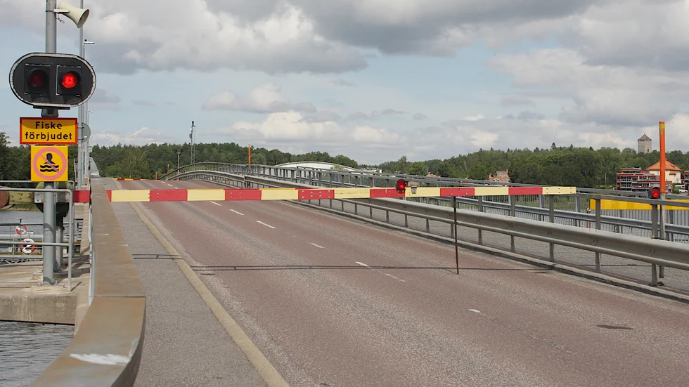 Fram till dess att felet är åtgärdat är bron avstängd för båttrafik. Fotgängare, cyklister och biltrafik ska dock inte påverkas av reparationsarbetet.