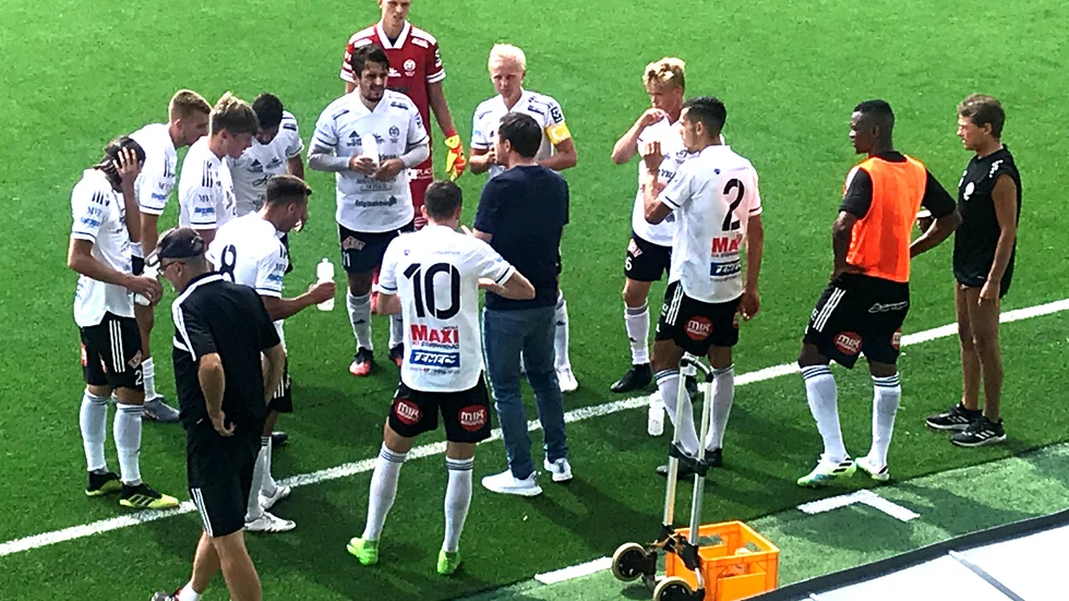 Motala AIF förebygger skador genom pulsklockorna, tycker lagkaptenen Simon Karlsson. "Det är jätteprofessionellt", säger han om träningen.