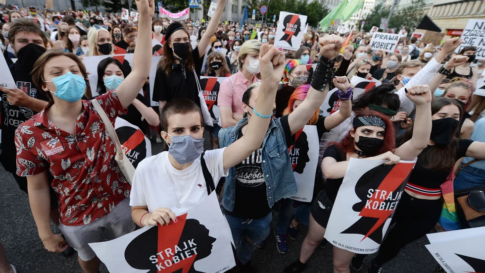 Tusentals människor i Warszawa demonstrerade på fredagen mot regeringens planer på att dra sig ur Istanbulkonventionen.