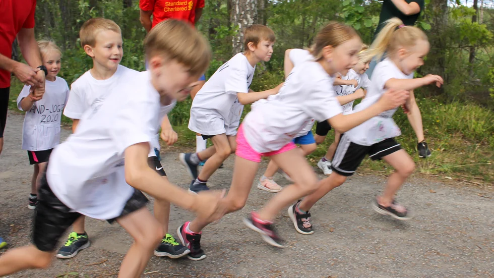 Loppet är nästan två kilometer långt. Sträckan har barnen valt ut själva efter några provrundor.