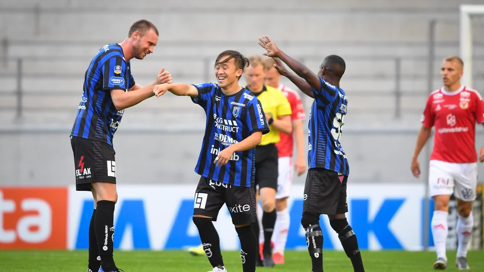 Sirius japanske stjärna Yukiya Sugita (mitten) jublar med lagkamraterna efter sitt 1–0-mål borta mot Kalmar FF.