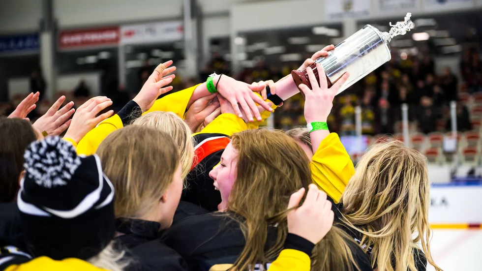 Södermanland jublar efter att ha vunnit Stålbucklan 2019. Södermanland får vara med i TV-pucken i år men inte Uppland och ytterligare många distrikt, något som upprör förbundets ordförande.