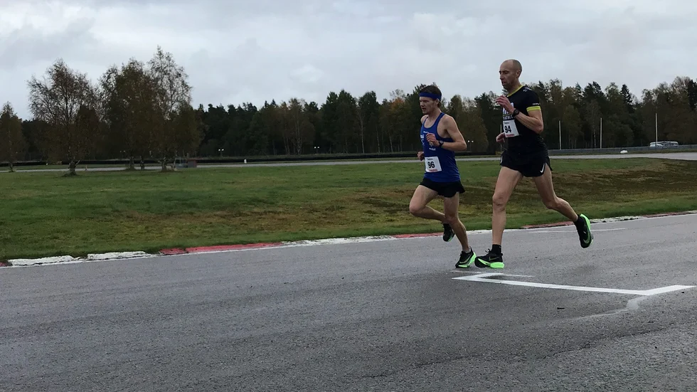 Lukas Segersten, till vänster, vid löpartävlingarna på racerbanorna i Anderstorp. Han blev bäste lokala löpare.