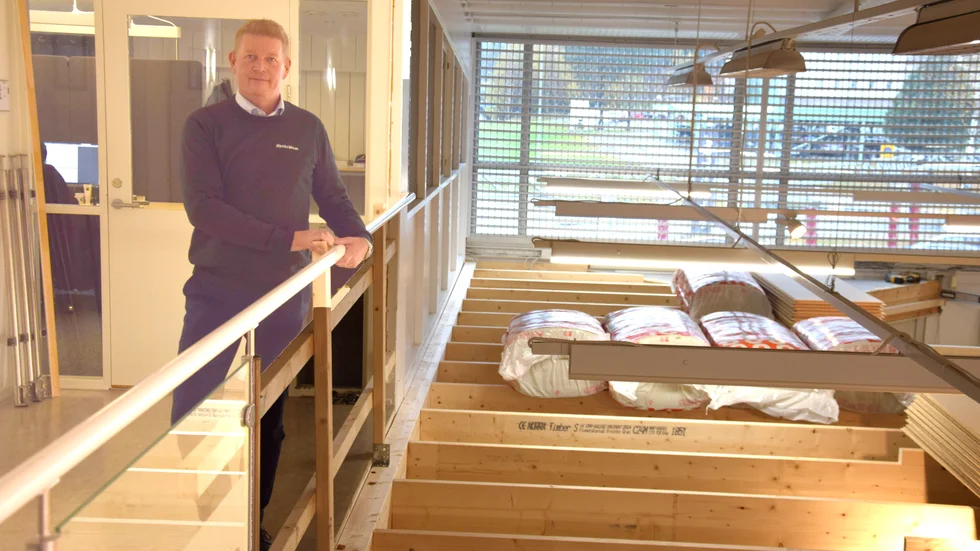 Vd Mikael Lindberg blickar ut över det som om en tid ska vara nya kontorsytor på Jörnträhus i Skellefteå.
