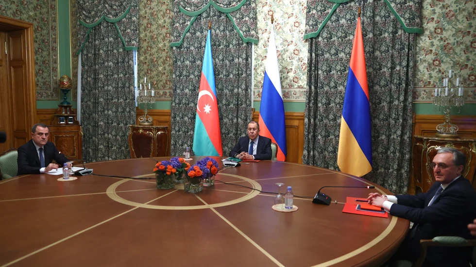 Rysslands utrikesminister Sergej Lavrov (mitten) med sina motsvarigheter från Armenien, Zohrab Mnatsakanjan (höger) och Azerbajdzjan, Jejhun Bajramov.