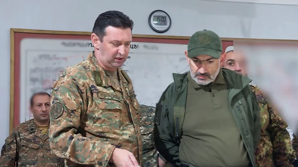 Armeniens premiärminister Nikol Pasjinjan (till höger) i ett möte med befälhavare i utbrytarregionen Nagorno-Karabach i tisdags. Bilden kommer från premiärministerns pressavdelning.