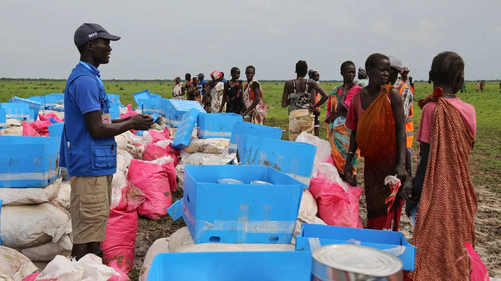 WFP-medarbetare delar ut mat till utsatta människor i Sydsudan 2016.