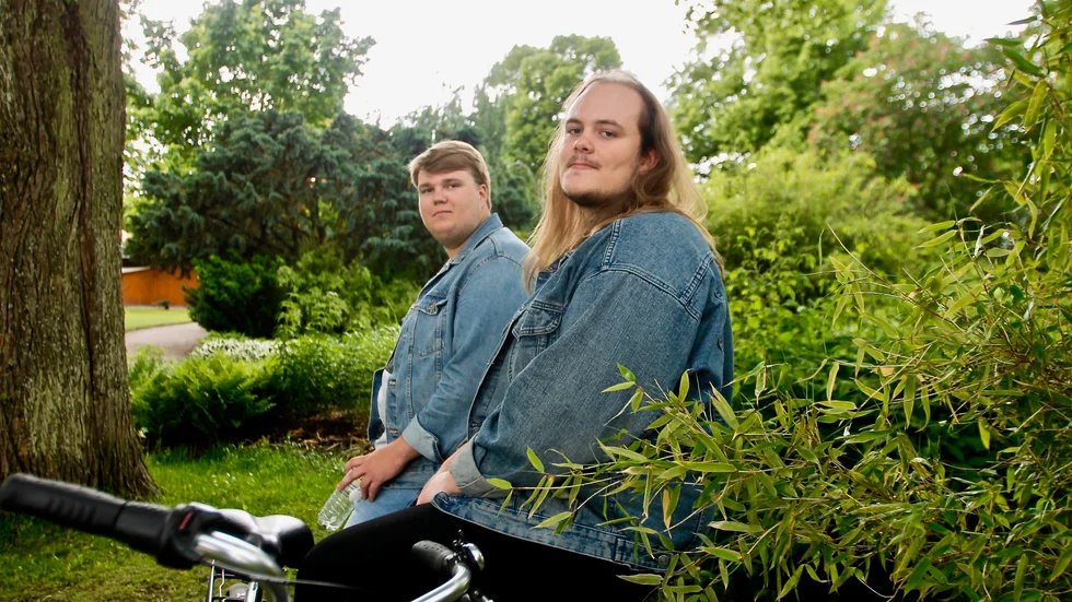 Viktor Nordström och Edvin Bergsland cyklade till Skåne för att uppmärksamma kampen mot rasism.  De lyckades samla in nästan 8 000 kronor på resan som blev både tuff och härlig för dem själva.