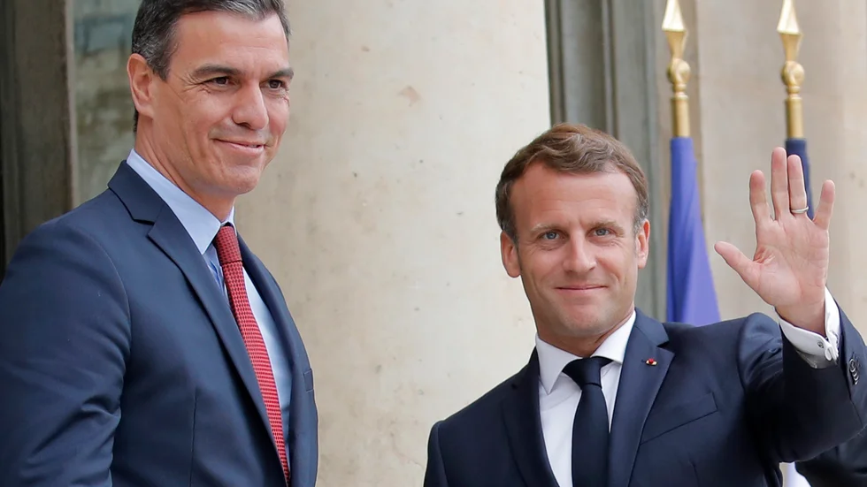 Spaniens premiärminister Pedro Sánchez och Frankrikes president Emmanuel Macron möttes i Paris i onsdags. På torsdagen tar Macron emot statsminister Stefan Löfven, medan Sánchez står värd för en stor ceremoni för coronaoffren i Madrid. Arkivfoto.