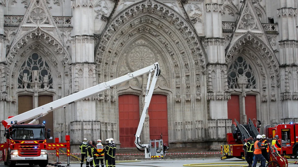 Brandmän försöker bekämpa branden vid katedralen i Nantes.