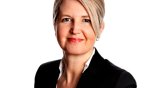 Inger Gunterberg säger att långa avstånd mellan husen i Arjeplog och en svår topografi gör det svårt att bygga fiber i hela kommunen.