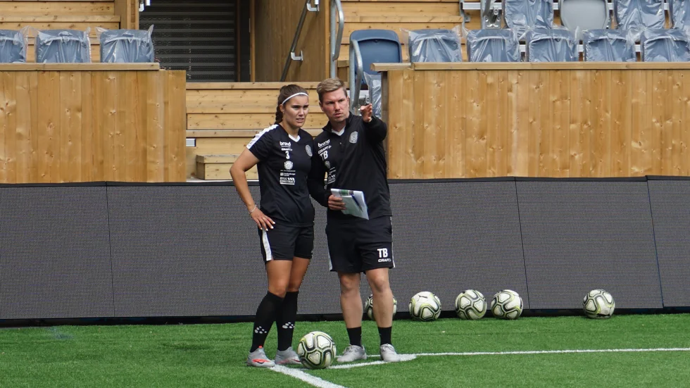 Anna Rakel Pétursdóttir får instrktioner av Tobias Birgersson.