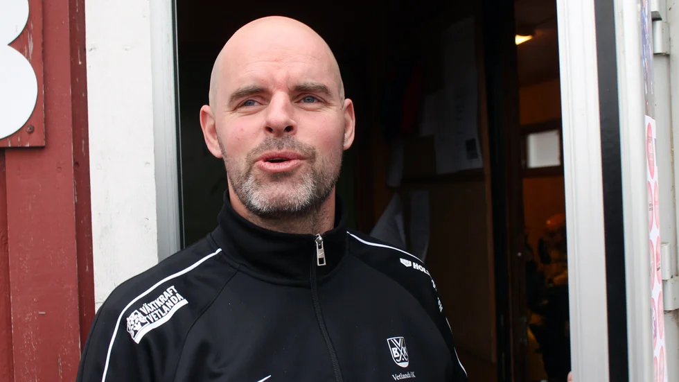 Patrick Sandell har vunnit både JVM-guld och VM-guld i bandy. Nu är Motalakillen tillbaka i blågult, som förbundskapten för P17-landslaget. "Jätteroligt, ett jätteförtroende", säger han.