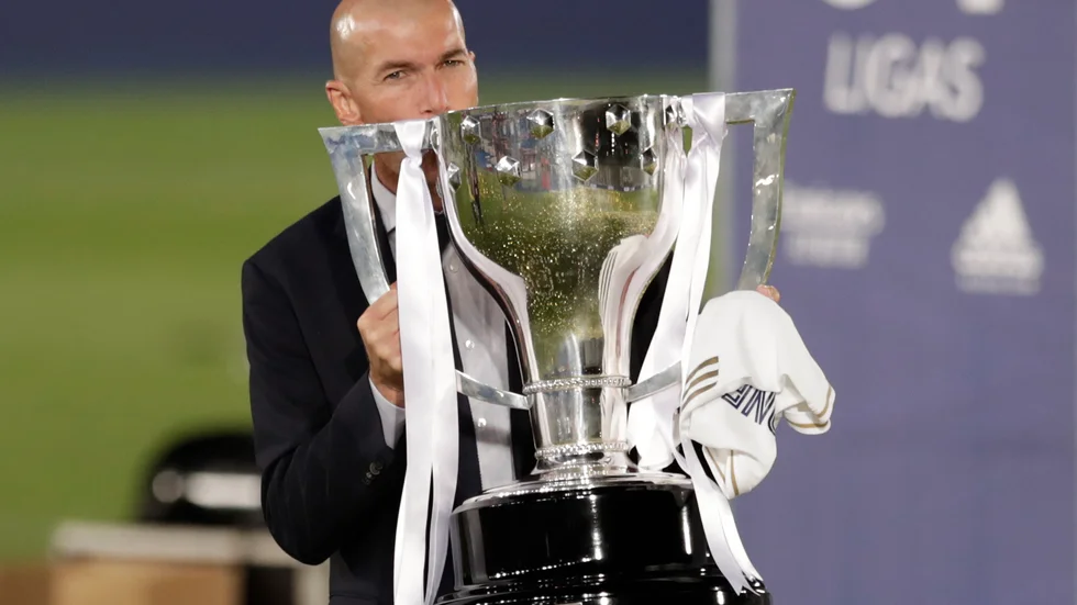 Real Madrid-tränaren Zinedine Zidane lyfter bucklan efter torsdagens seger i La Liga.
