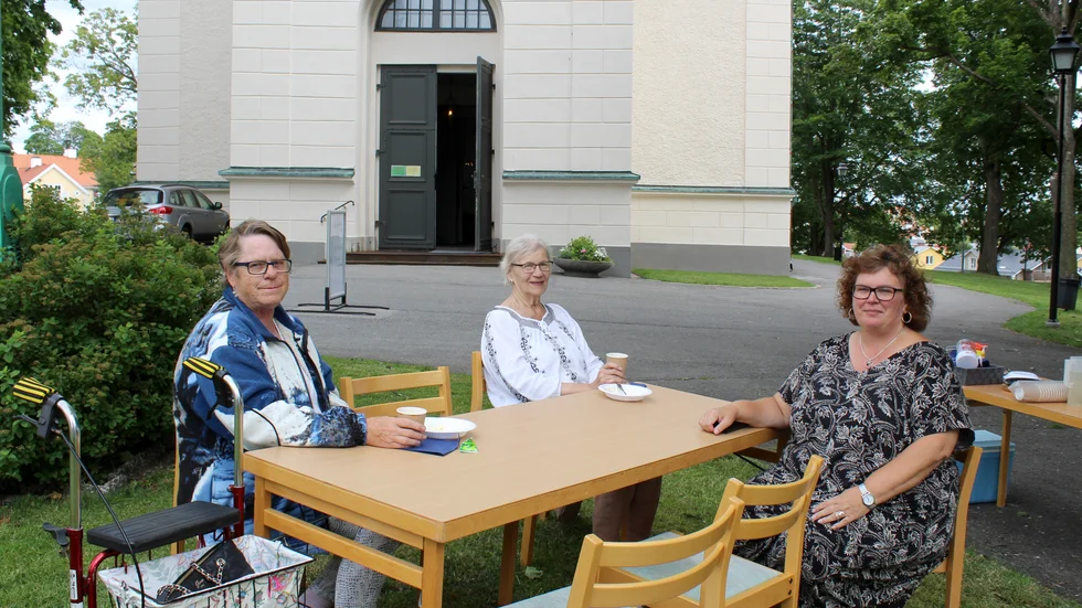"Det är trevligt och gott." lyder Maud Skärlunds (i mitten) utlåtande om kyrkans sommarcafé. Till vänster syns Britt-Marie Franzén från Storebro. Till höger diakoniassistent Ylva Nilsson. 