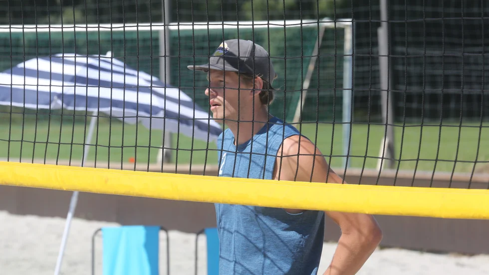 Viktor Jonsson är Gotlands största hopp under Swedish Beach Tour i Tofta.