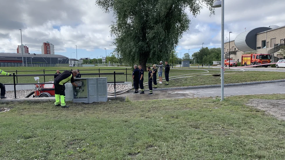 Det blev stort pådrag under måndagen när en stor vattenledning gick sönder nära Nyköpings högstadium.