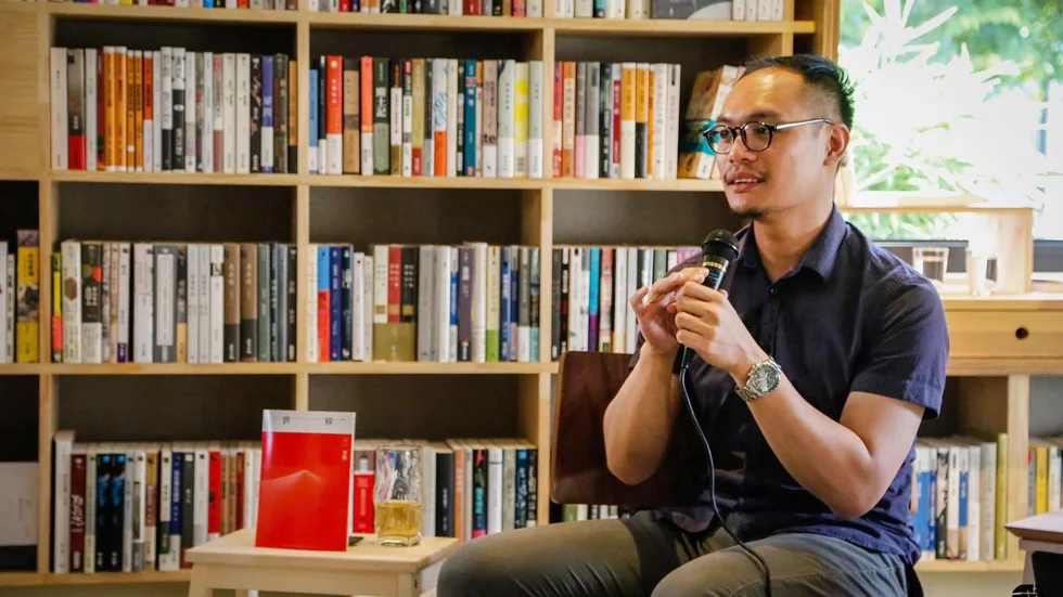 Daniel Lee, som äger den oberoende lilla bokhandeln Hong Kong Reader tänker fortsätta sälja böcker, men noga följa vilka böcker som stoppas av de kinesiska myndigheterna.