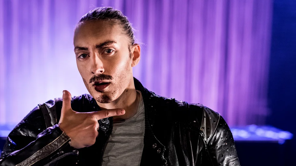 Sofia Södergård bjuder på en hisnande show i skepnad av sitt dragking-alterego Qarl Qunt - en föreställning där identitet och sexualitet utmanas och där skrattet blandas med ett djupt allvar, menar Kurirens recensent Eva Åström. 