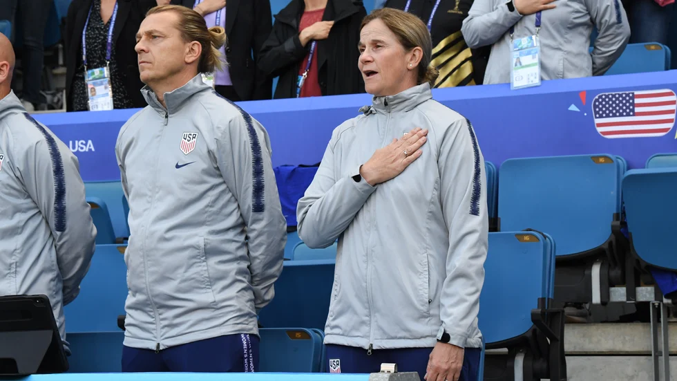 Tony Gustavsson när han var assisterande till USA:s förbundskapten Jill Ellis under VM-matchen mellan Sverige och USA i fjol. Arkivbild.