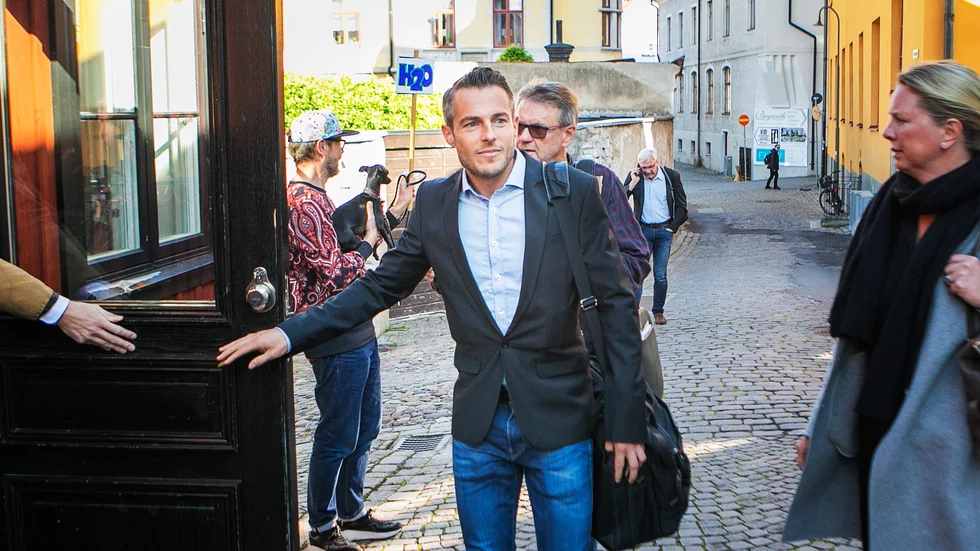Fabrikschef Fred Grönwall på väg in till förhandling. Väntan på en dom kan bli lång. Cementa har lagt till ett yrkande att få ta tillståndet i anspråk innan det vunnit laga kraft, för en del som gäller Västra brottet. 