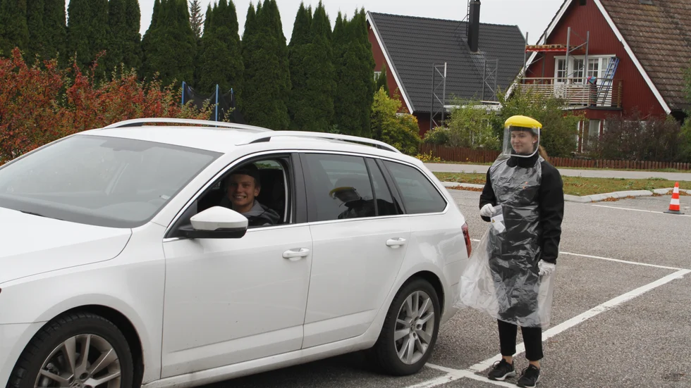 Arvid Johansson, 19, från Strängnäs var en av de första på plats för att göra ett covid-test under måndagen. 
