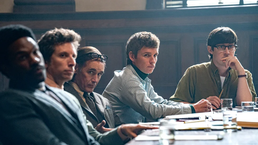 Mark Rylance (i mitten) spelar försvarsadvokaten William Kunstler i "The trial of the Chicago 7". Pressbild.